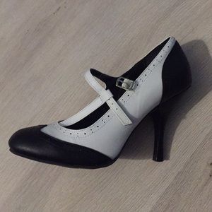 Ladies TUK black and white heels sz 9